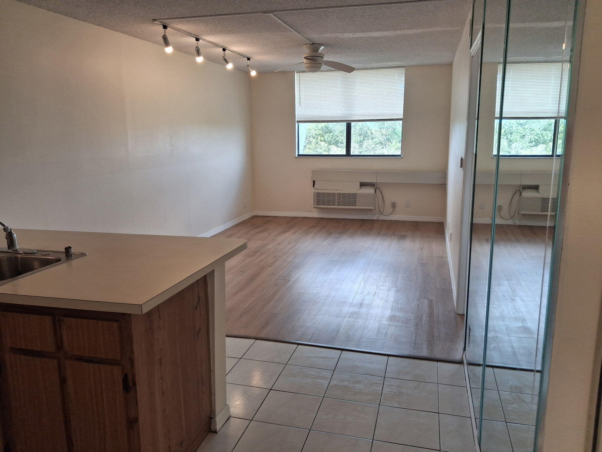 2401 RIVERSIDE Drive 517
