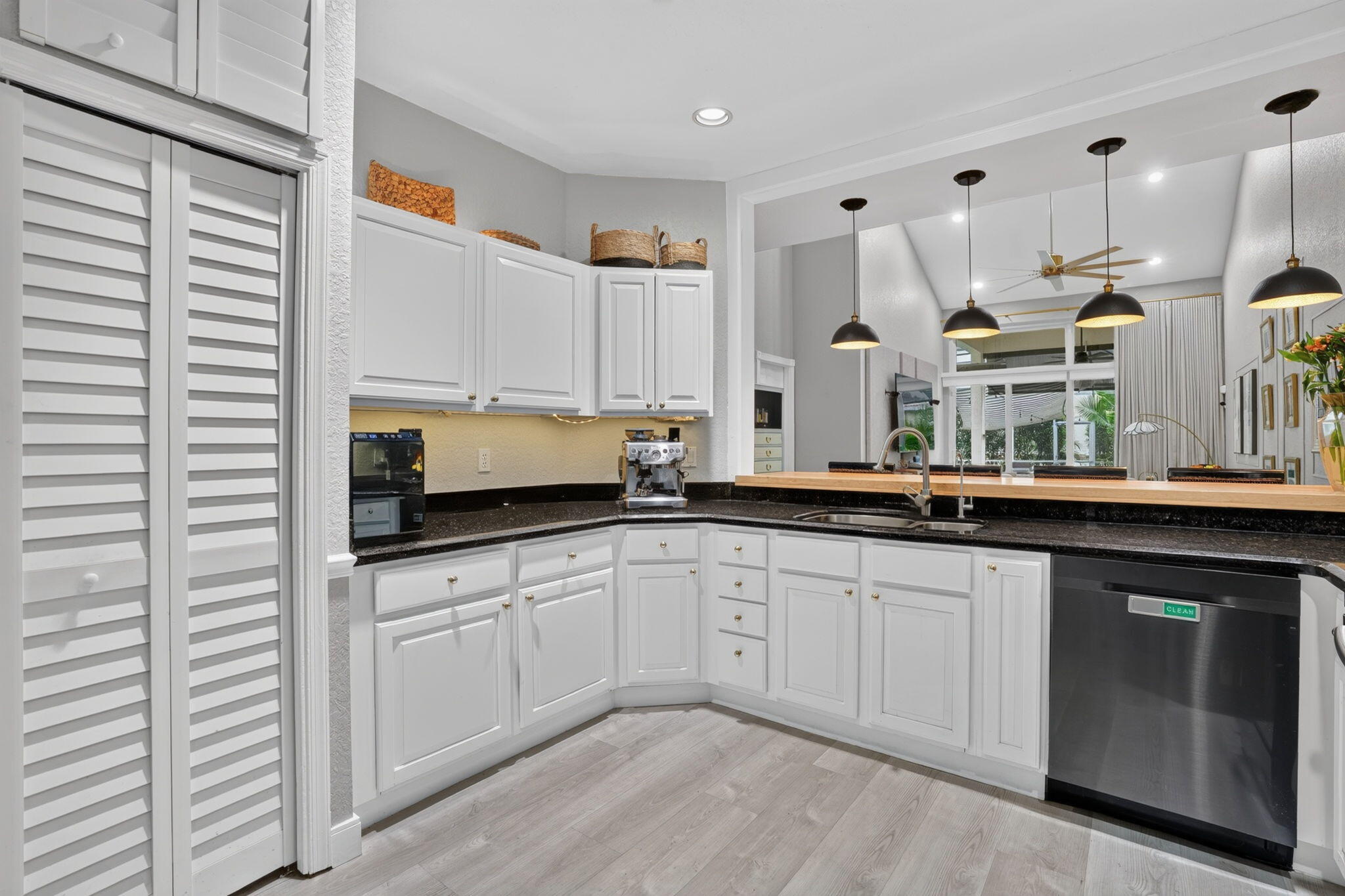 457 W PALM AIRE Drive 457
