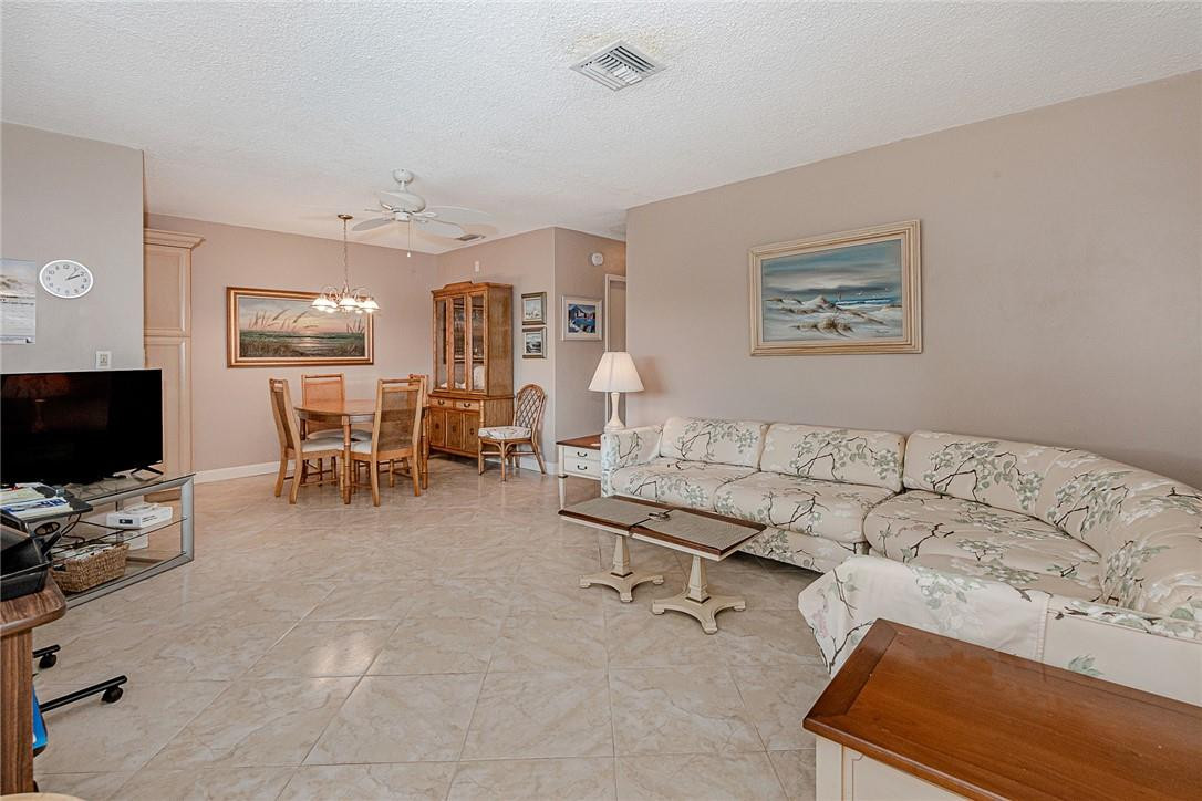 2100 NE 38th St Unit: 208