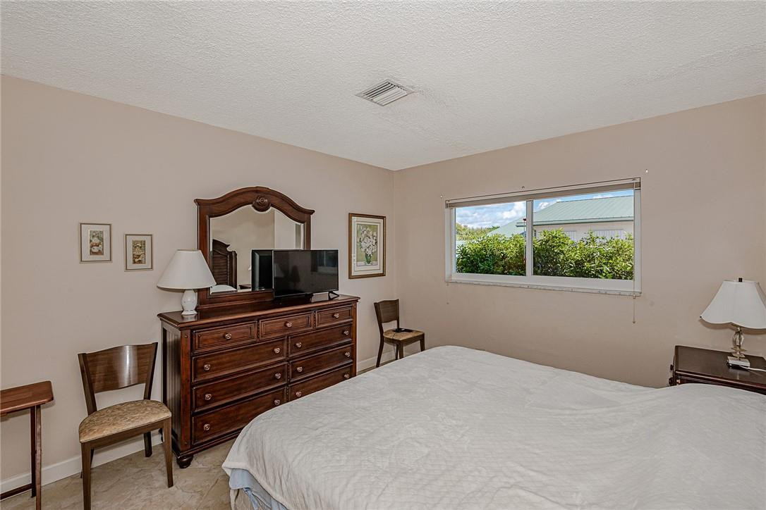 2100 NE 38th St Unit: 208