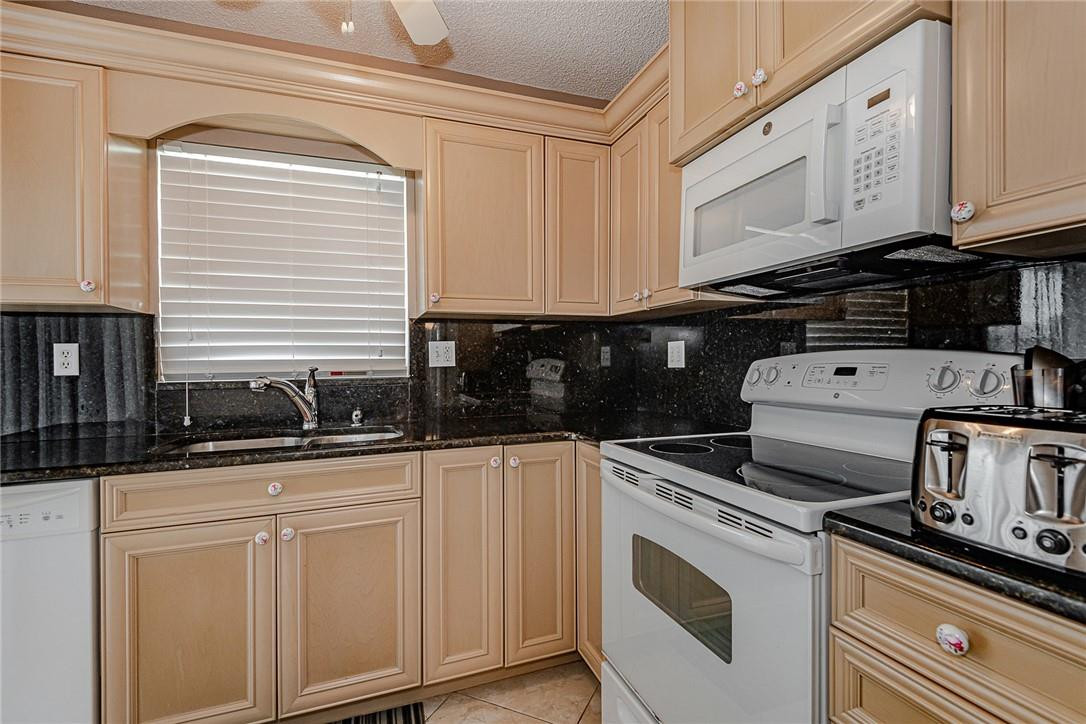 2100 NE 38th St Unit: 208