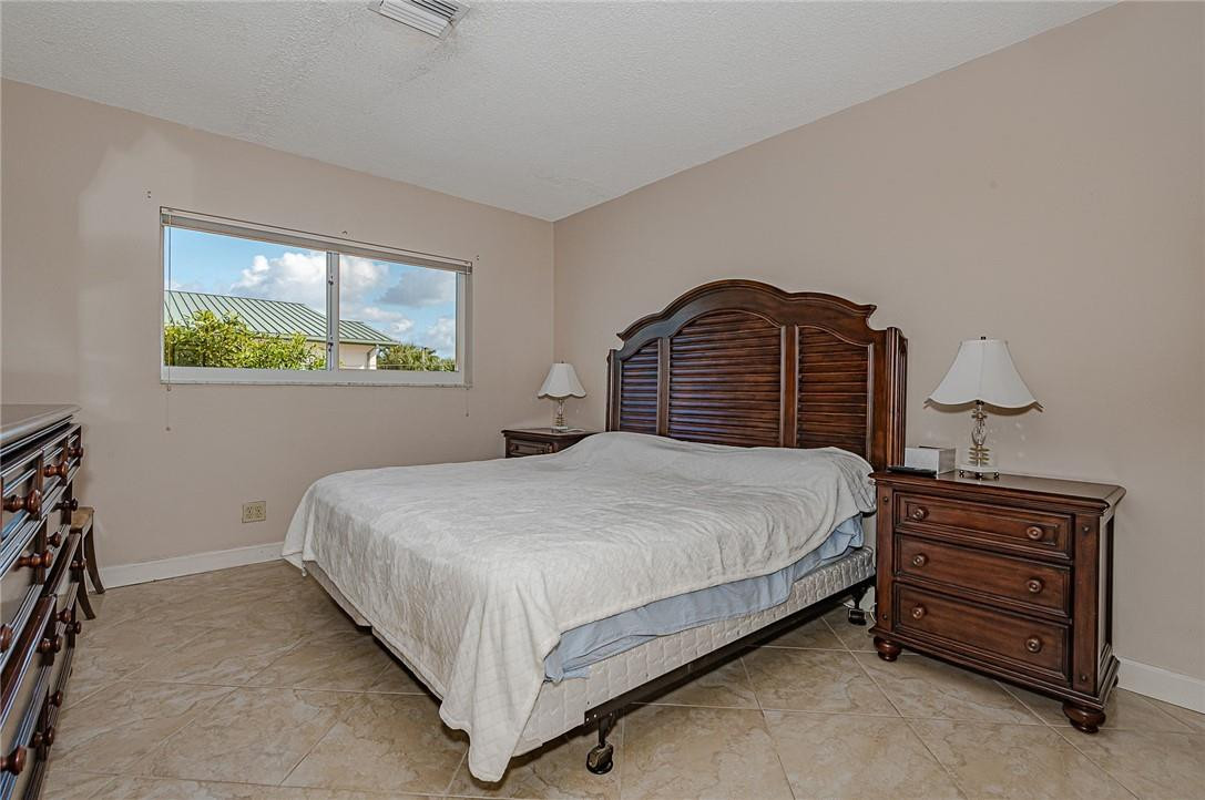 2100 NE 38th St Unit: 208