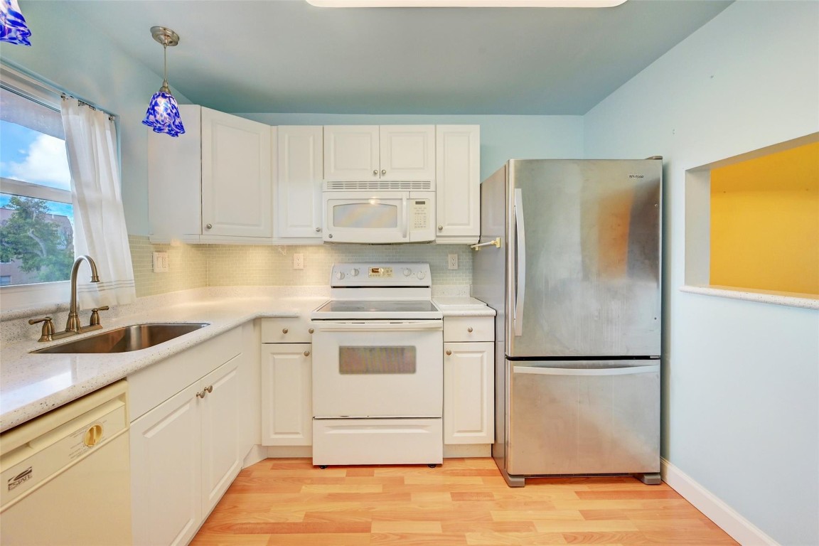 9340 Sunrise Lakes Blvd Unit: 208