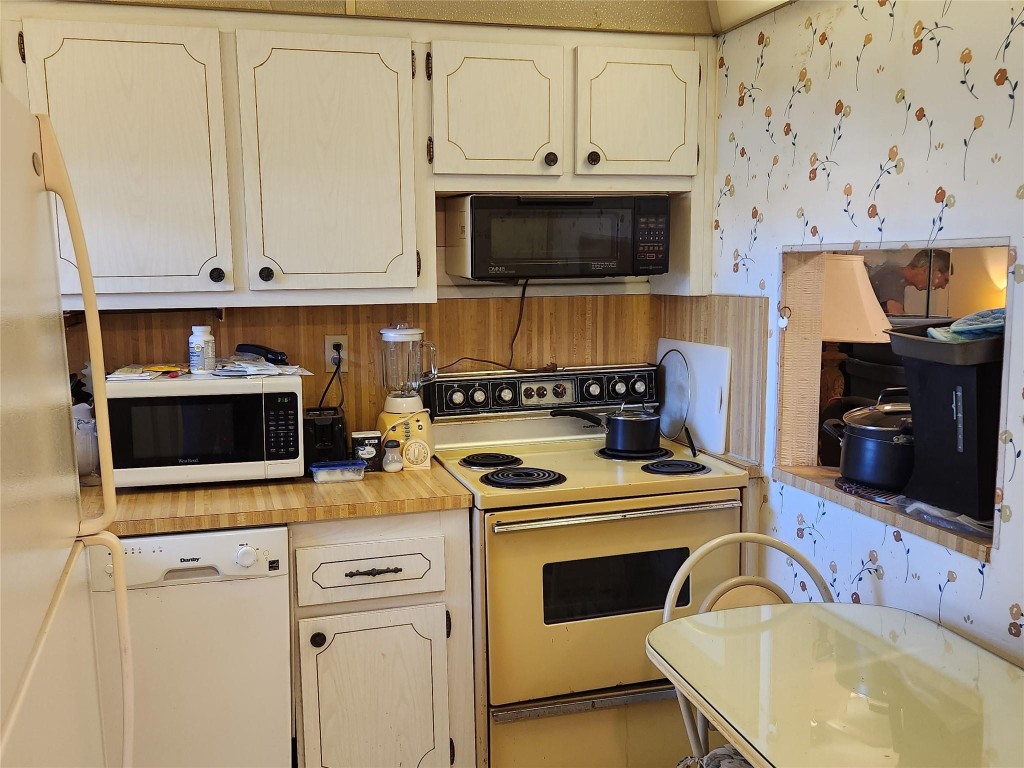 9041 Sunrise Lakes Blvd Unit: 110