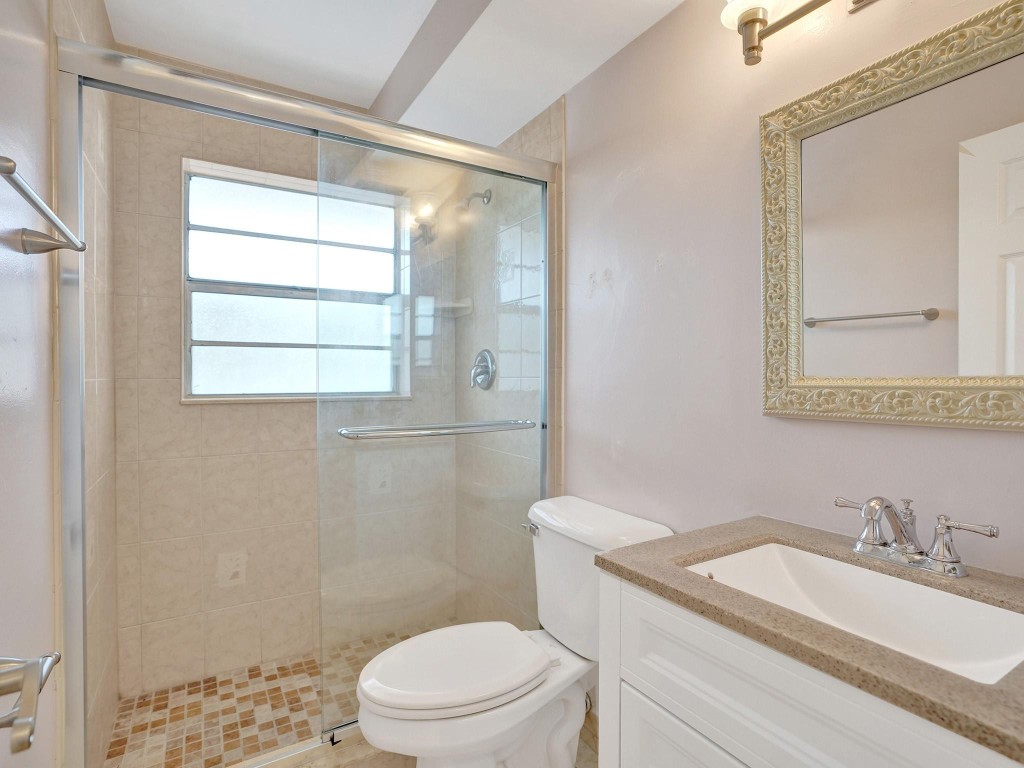 1035 NE Country Club Dr Unit: 1