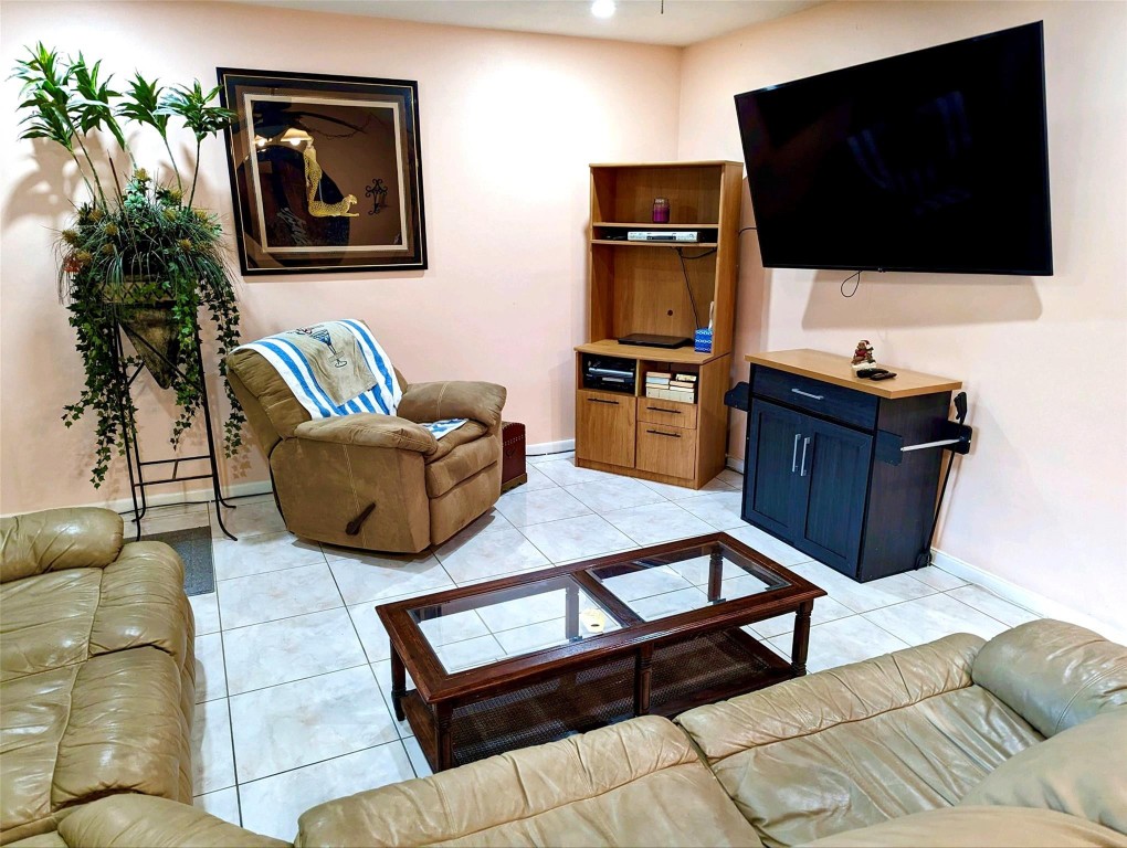 2100 NE 38th St Unit: 117