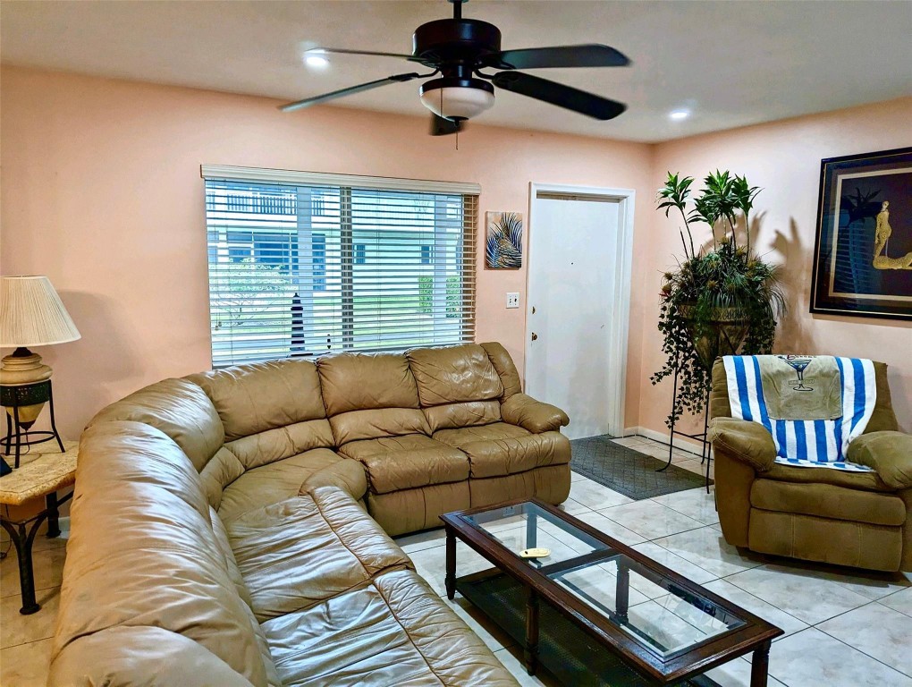 2100 NE 38th St Unit: 117