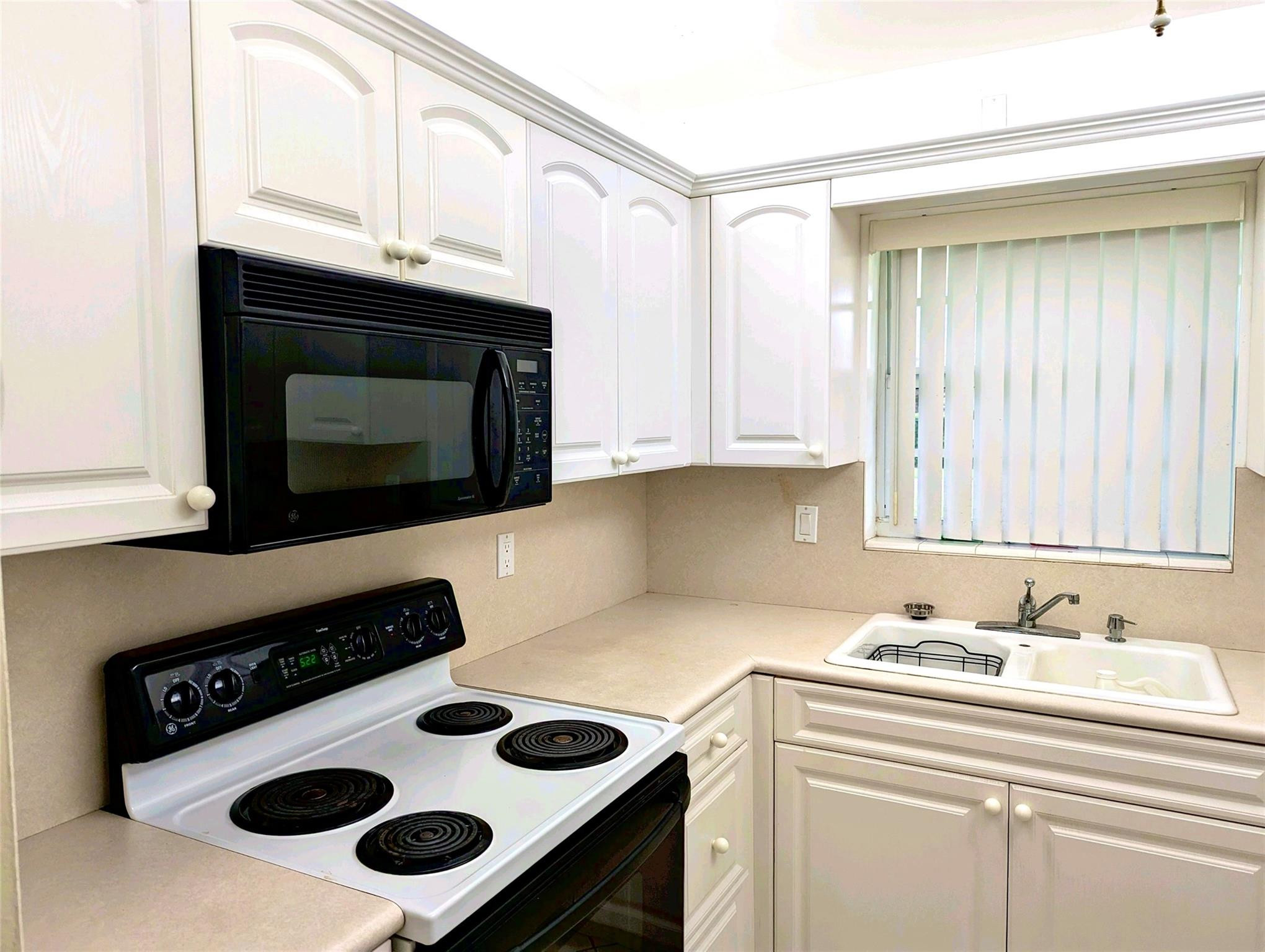 3850 NE 21st Ave Unit: 12