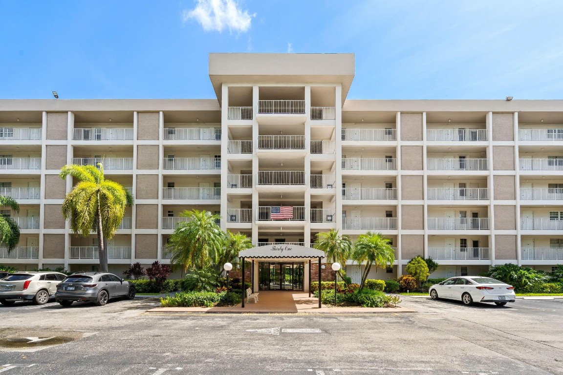 2901 S Palm Aire Dr Unit: 106