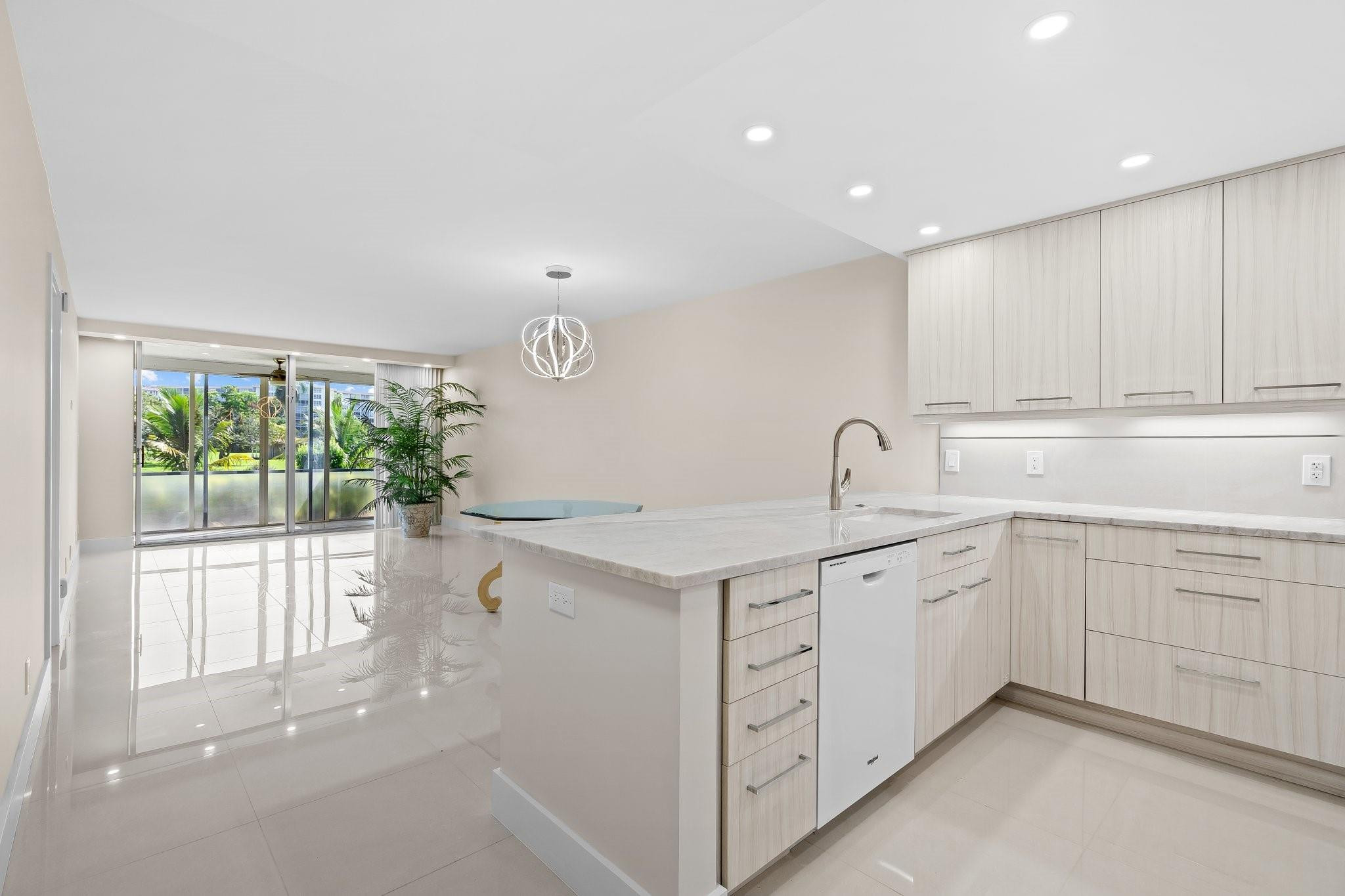 2901 S Palm Aire Dr Unit: 106