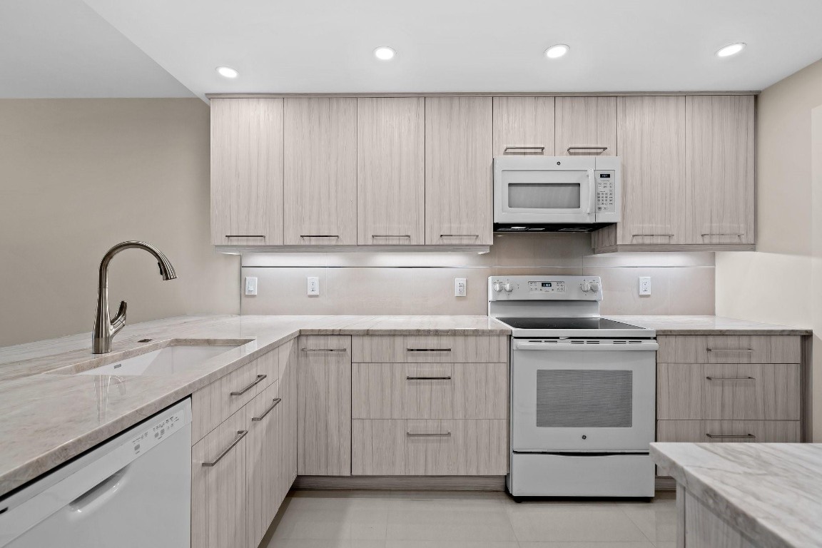 2901 S Palm Aire Dr Unit: 106