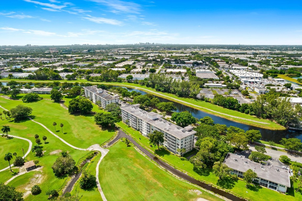 2901 S Palm Aire Dr Unit: 106