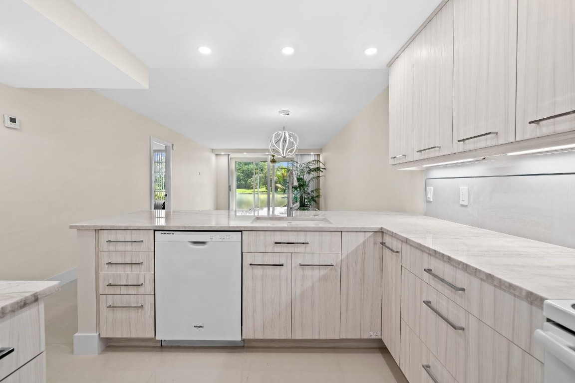 2901 S Palm Aire Dr Unit: 106