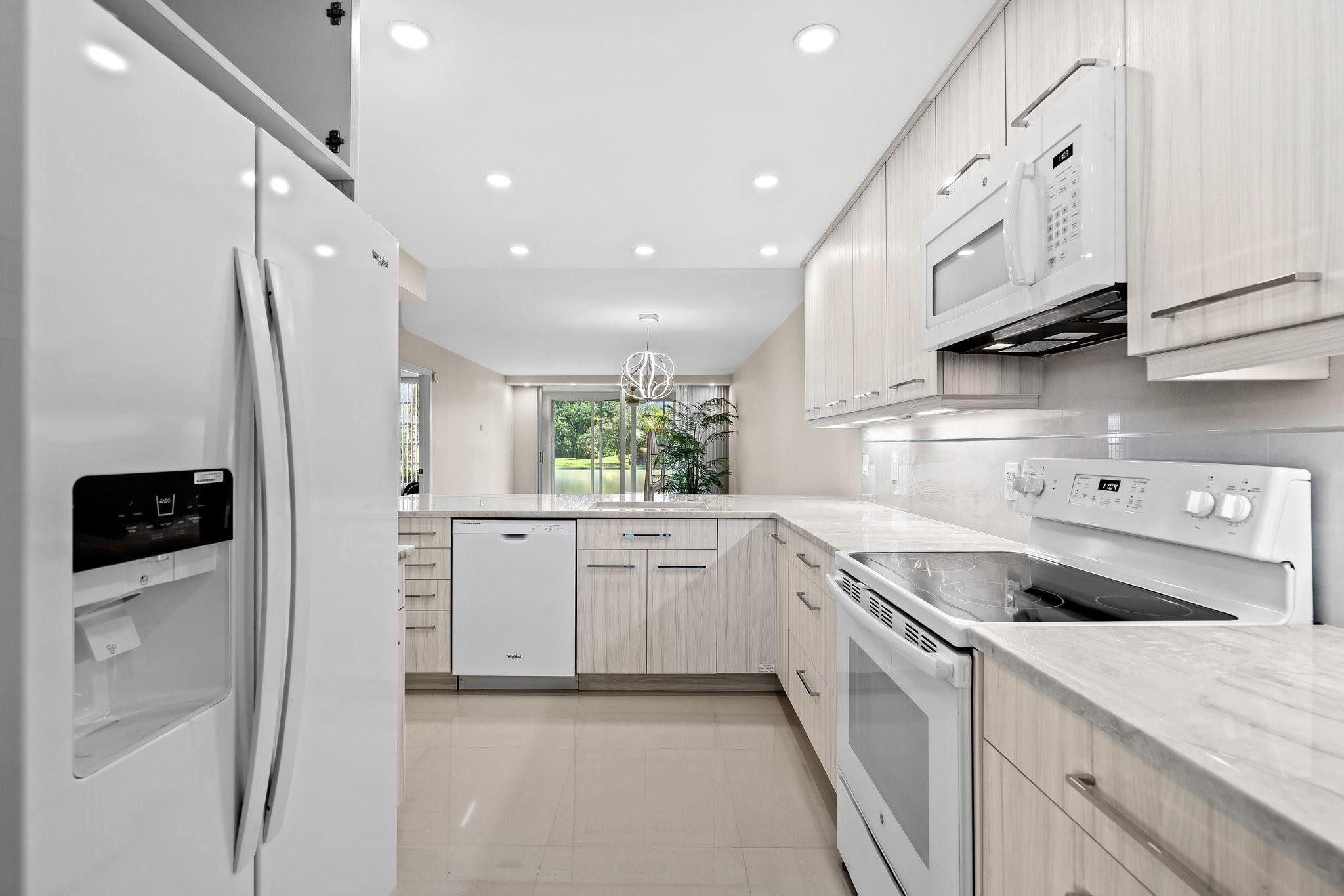 2901 S Palm Aire Dr Unit: 106