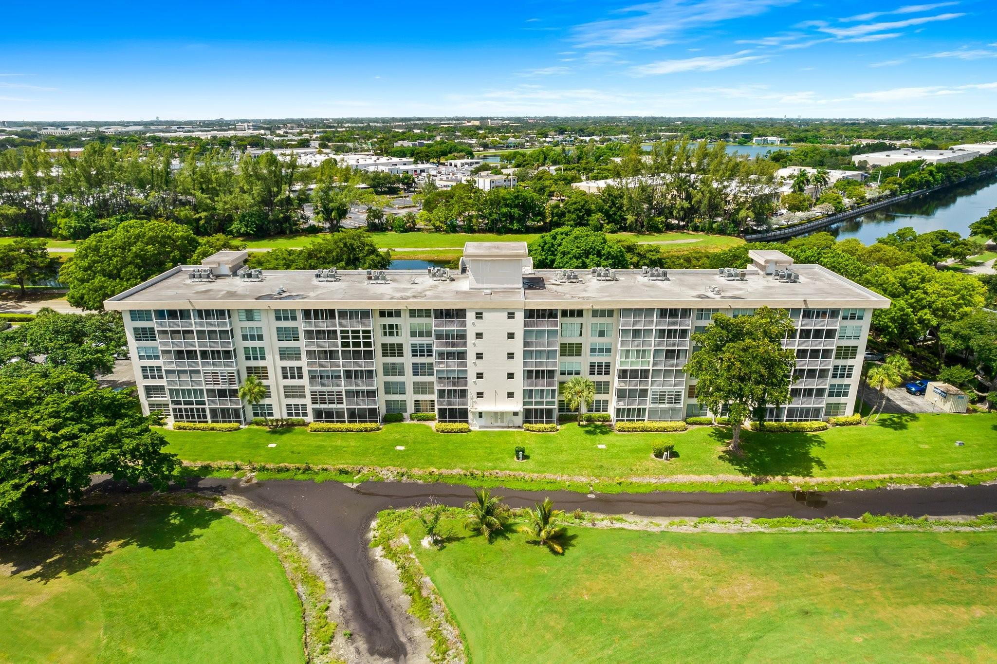 2901 S Palm Aire Dr Unit: 106