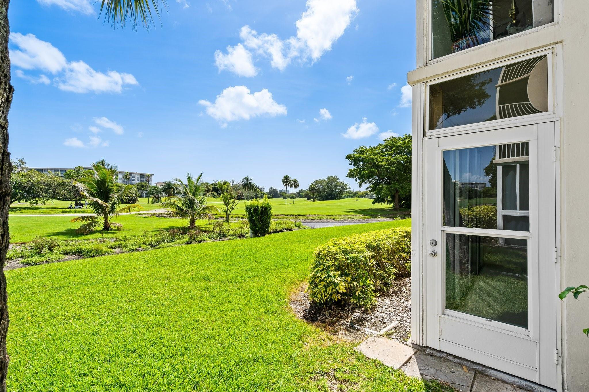 2901 S Palm Aire Dr Unit: 106