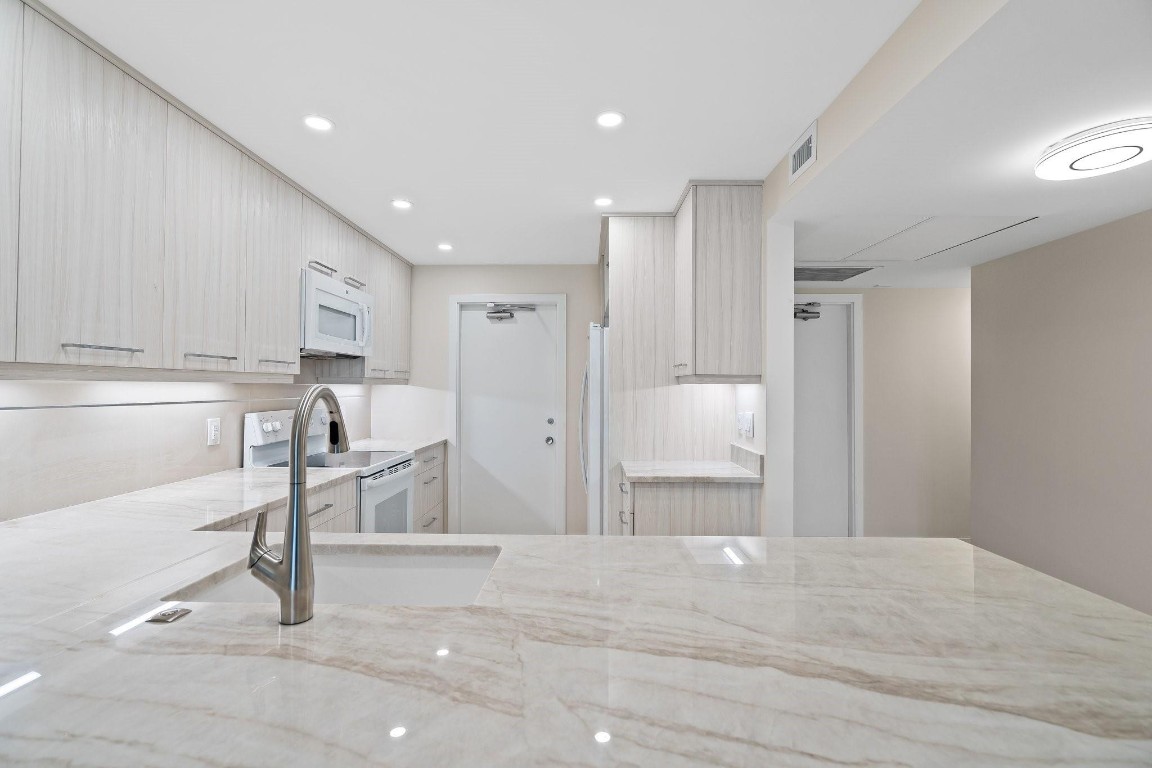 2901 S Palm Aire Dr Unit: 106