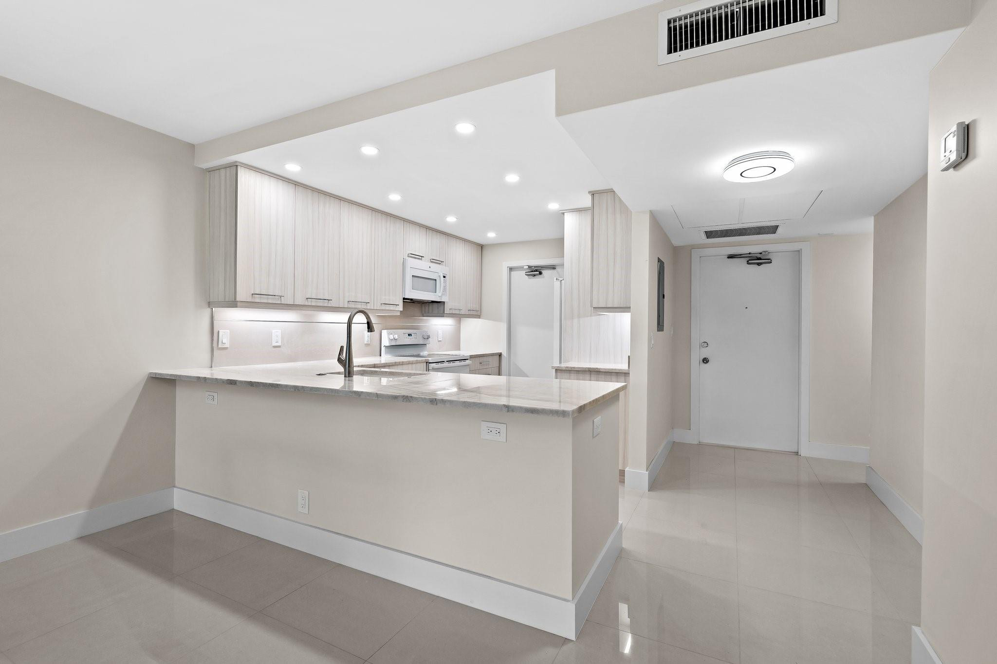 2901 S Palm Aire Dr Unit: 106