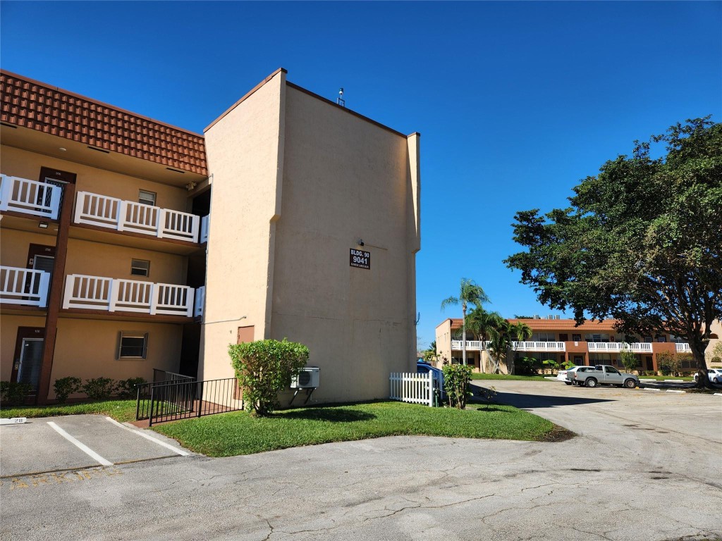 9041 Sunrise Lakes Blvd Unit: 105