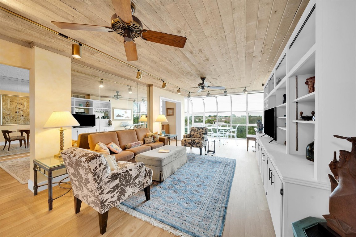 3910 NE Crystal Lake Dr Unit: 401