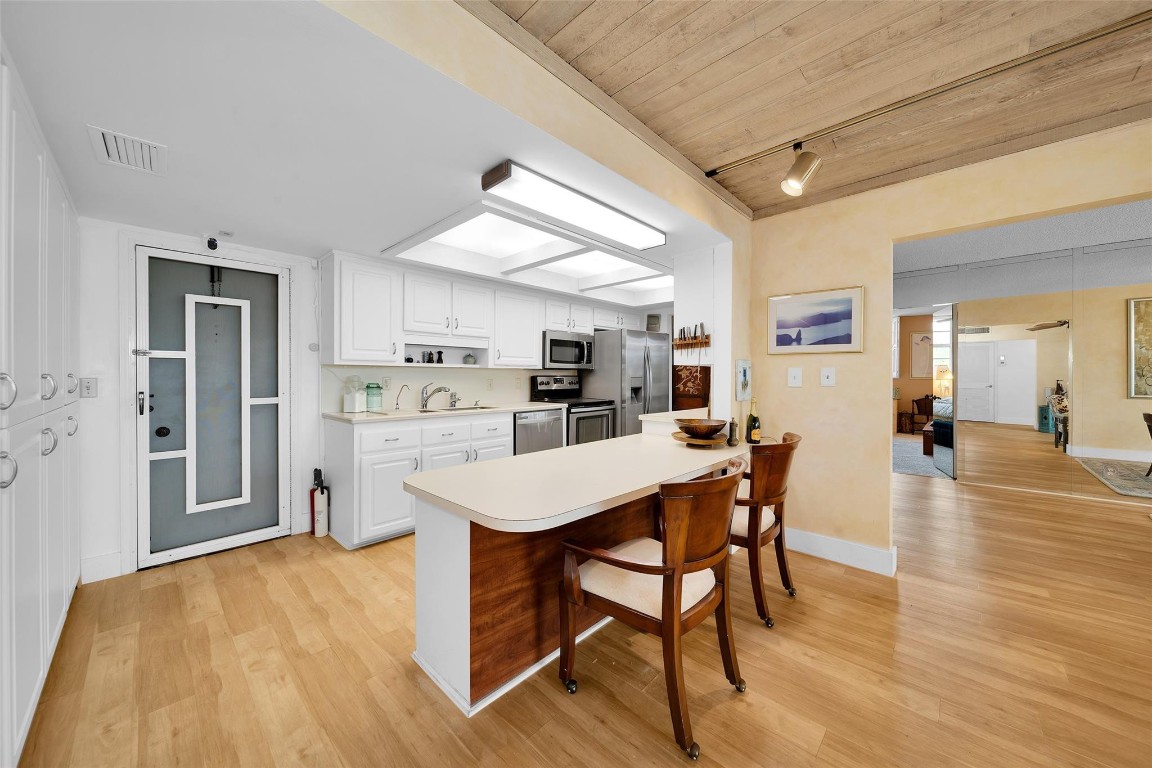 3910 NE Crystal Lake Dr Unit: 401