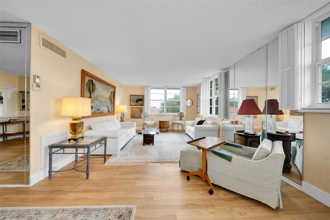 3910 NE Crystal Lake Dr Unit: 401