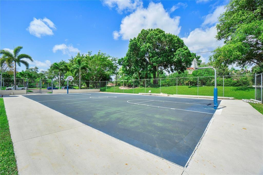 4101 Coral Tree Cir 318