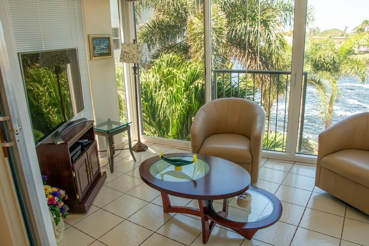 725 N Riverside Dr 301