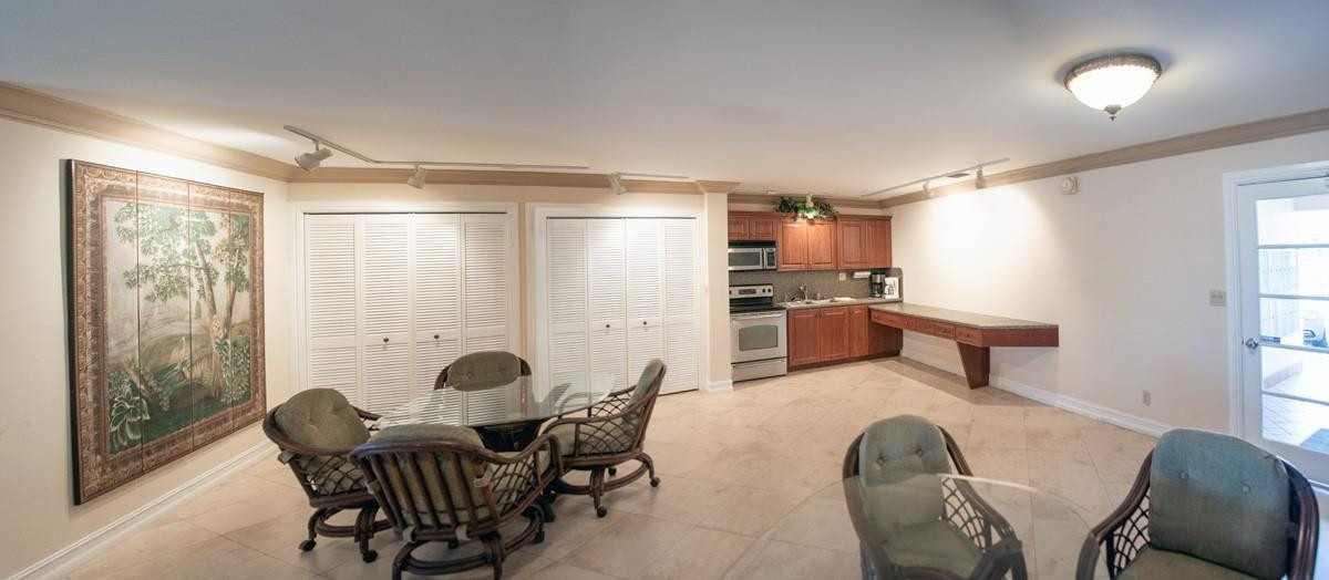 725 N Riverside Dr 301