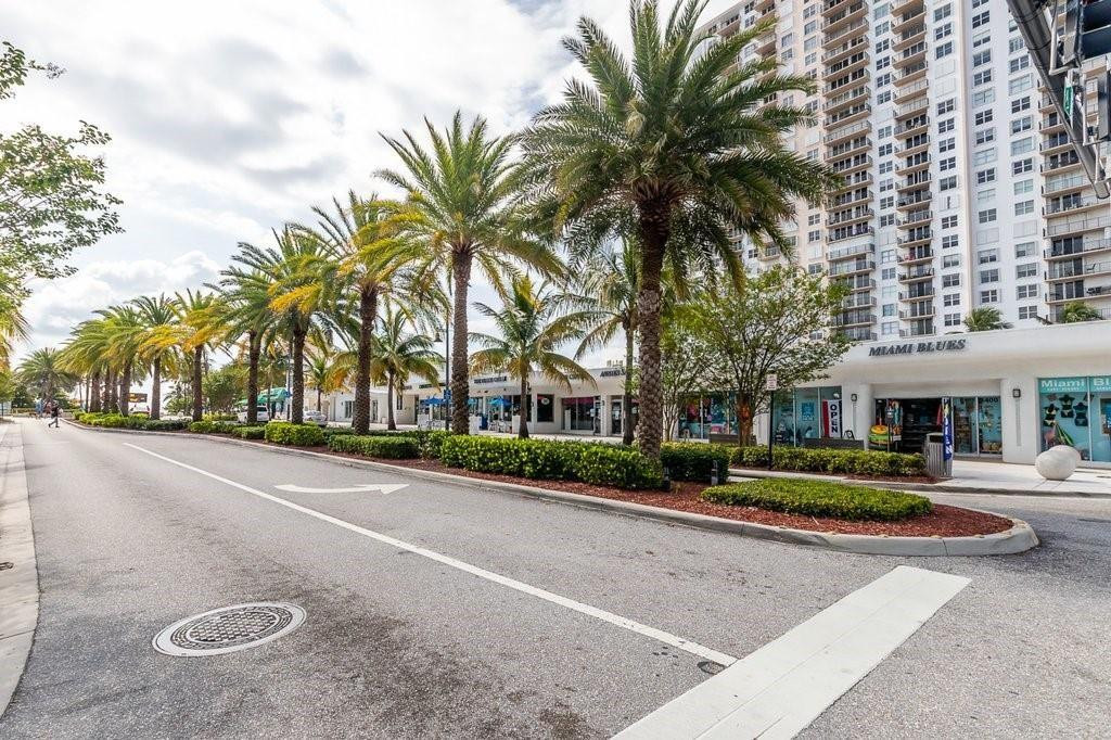 725 N Riverside Dr 301