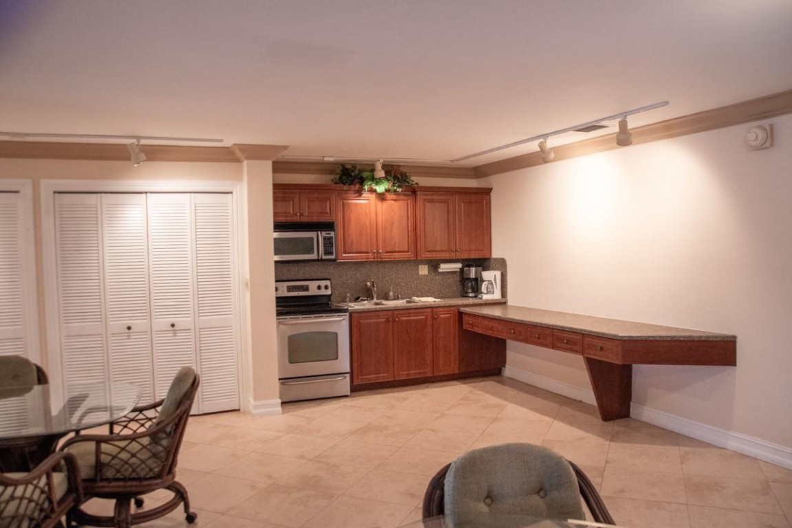 725 N Riverside Dr 301