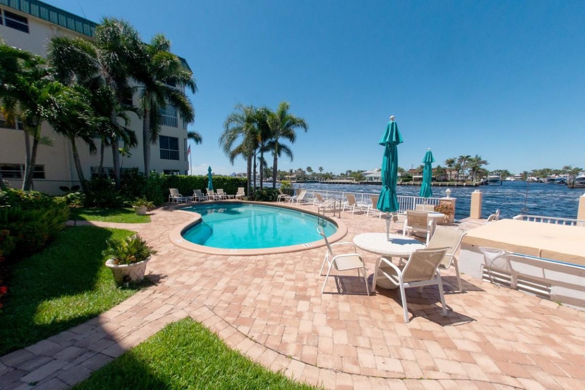 725 N Riverside Dr 301