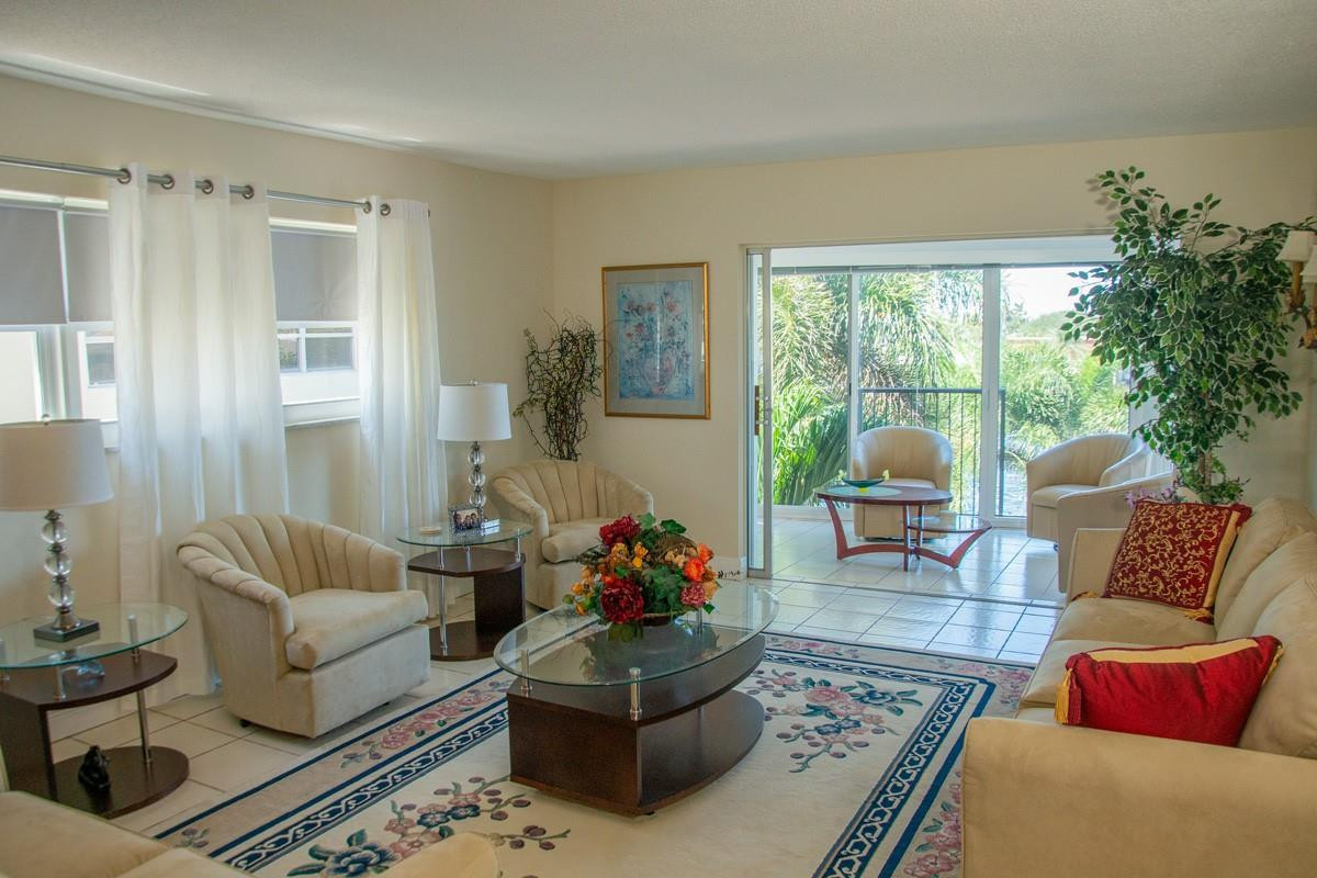 725 N Riverside Dr 301