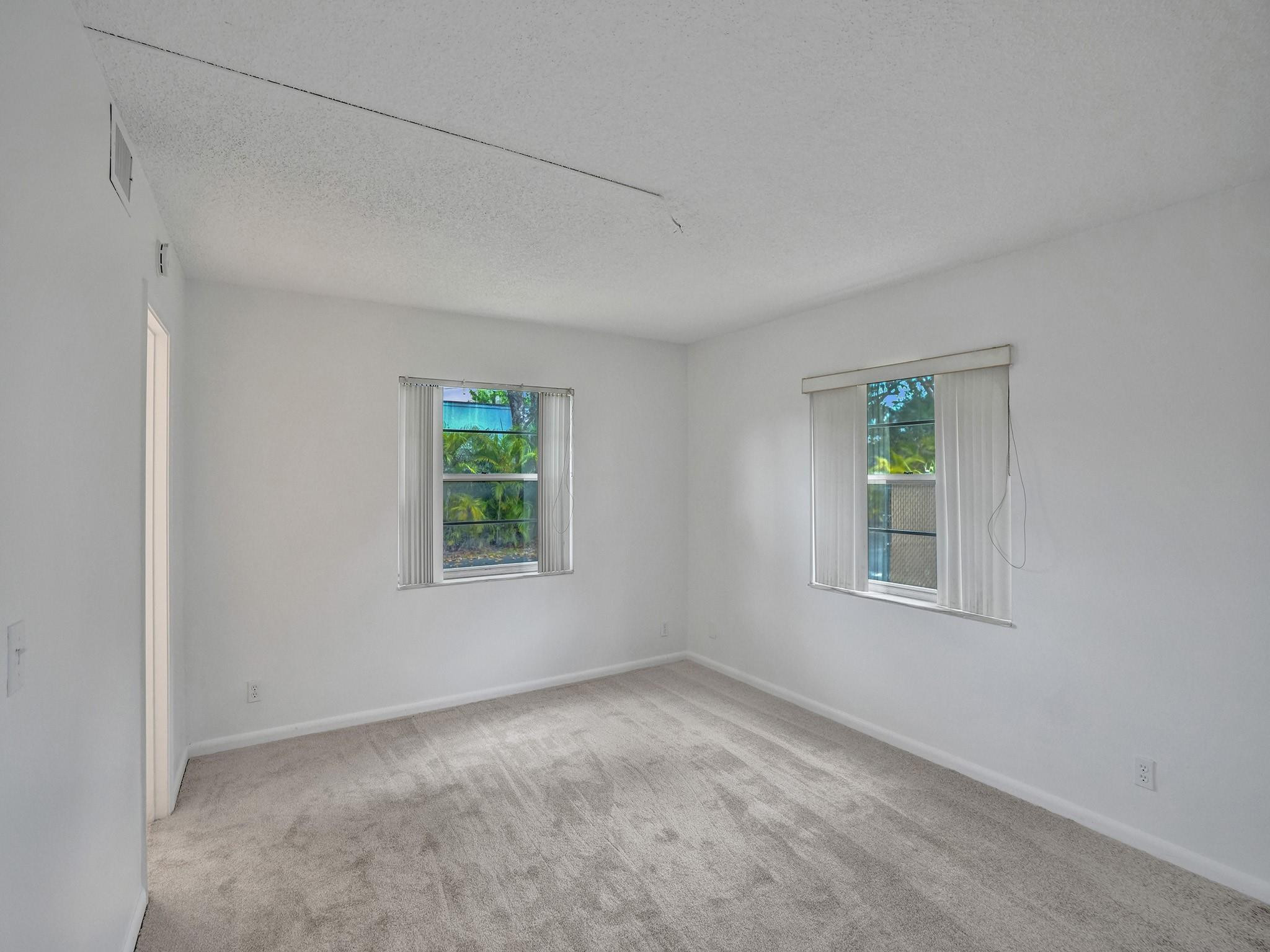 5571 Lakeside Dr 101