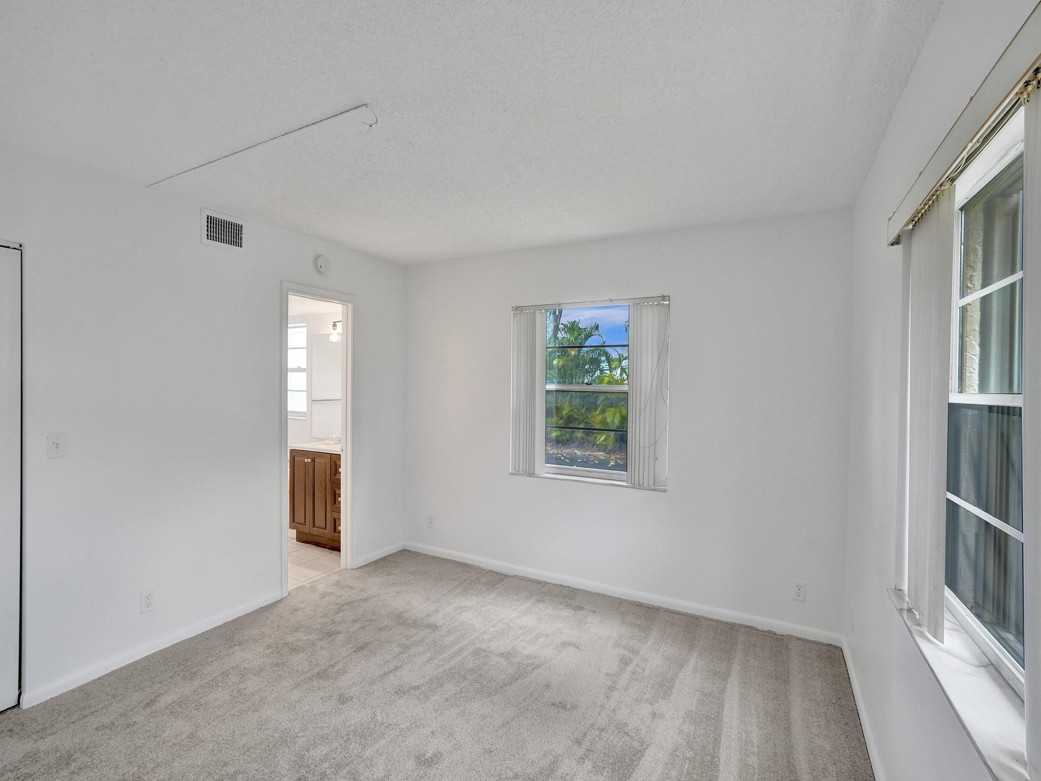 5571 Lakeside Dr 101