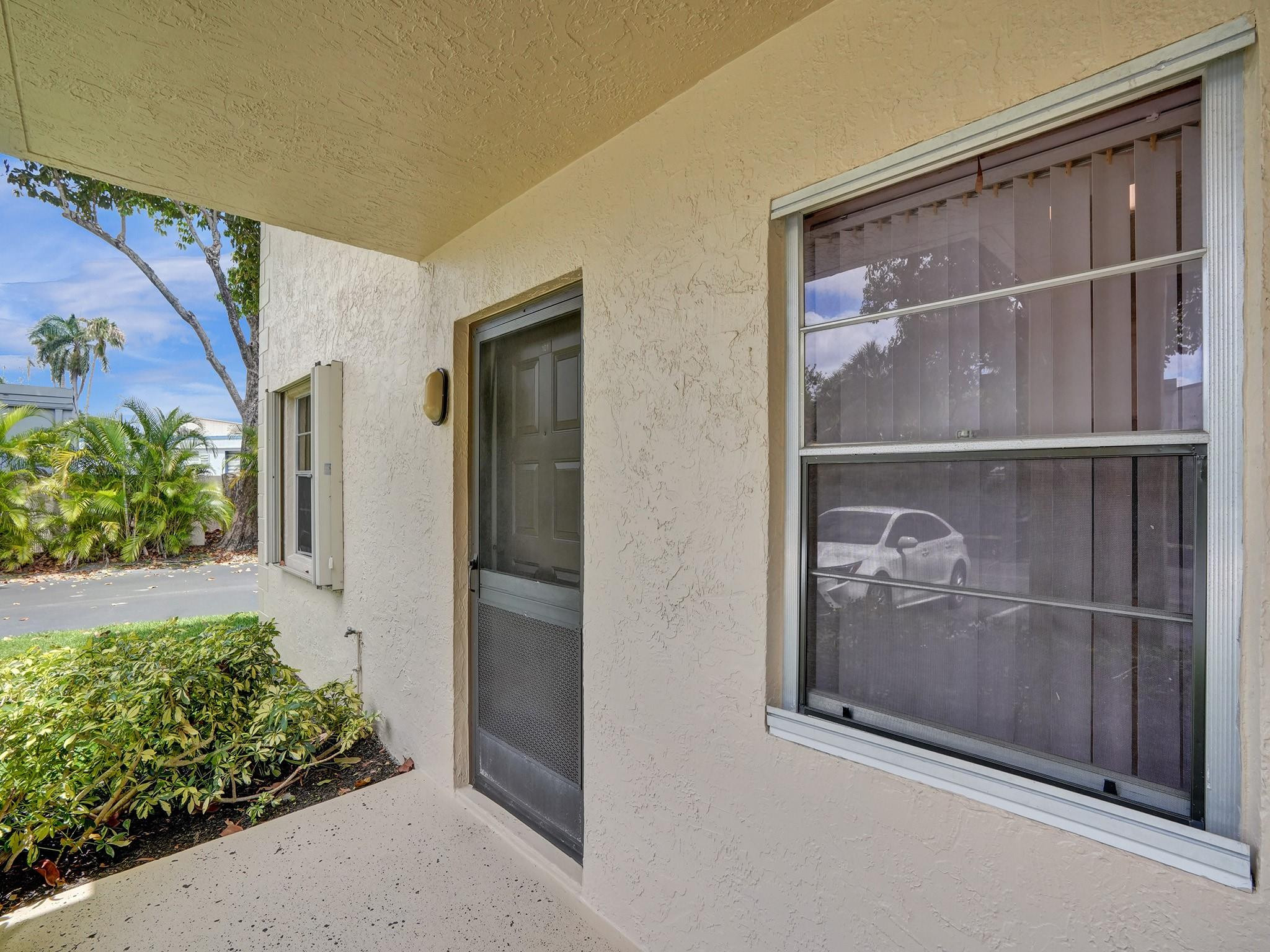 5571 Lakeside Dr 101