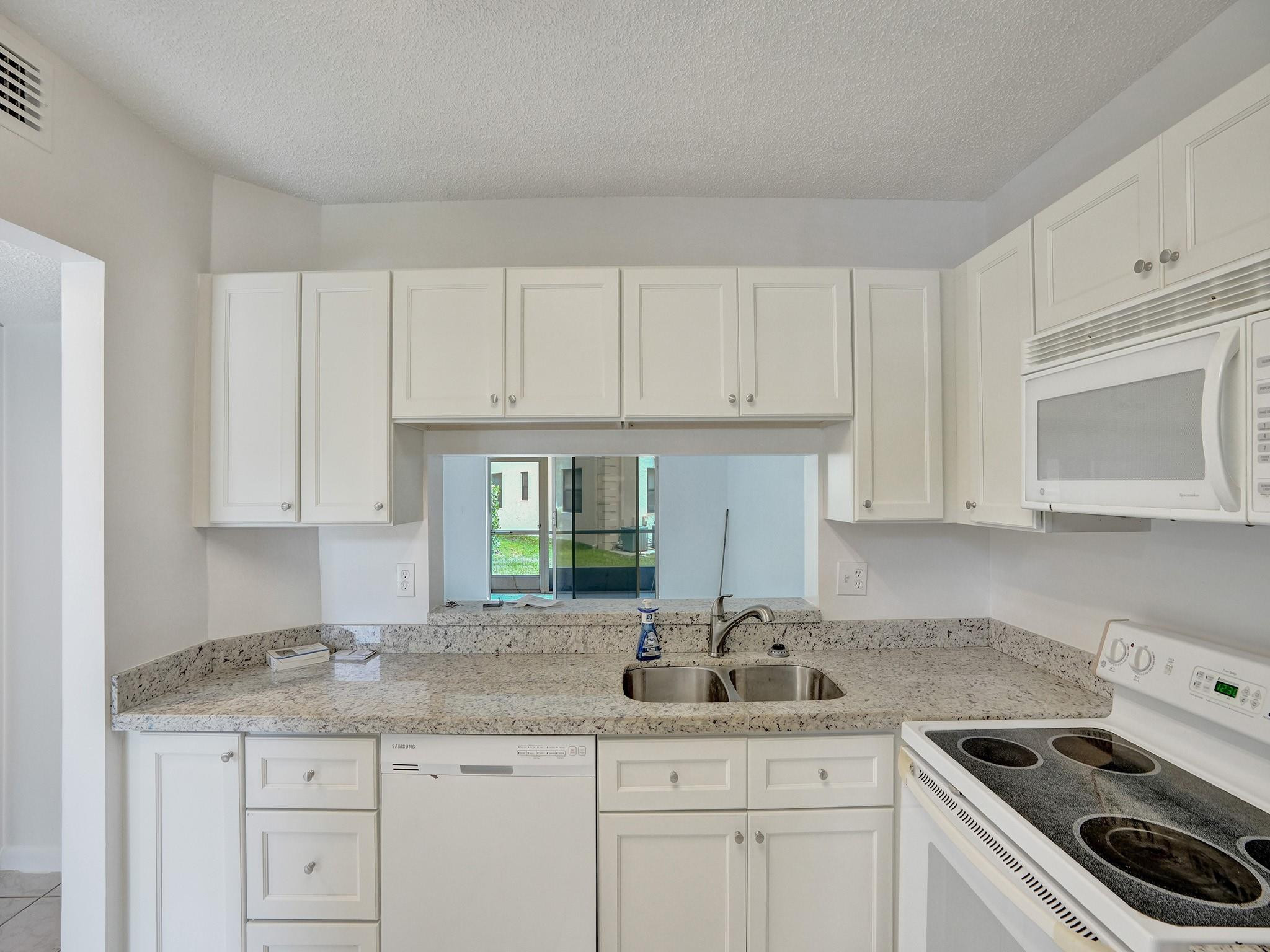 5571 Lakeside Dr 101