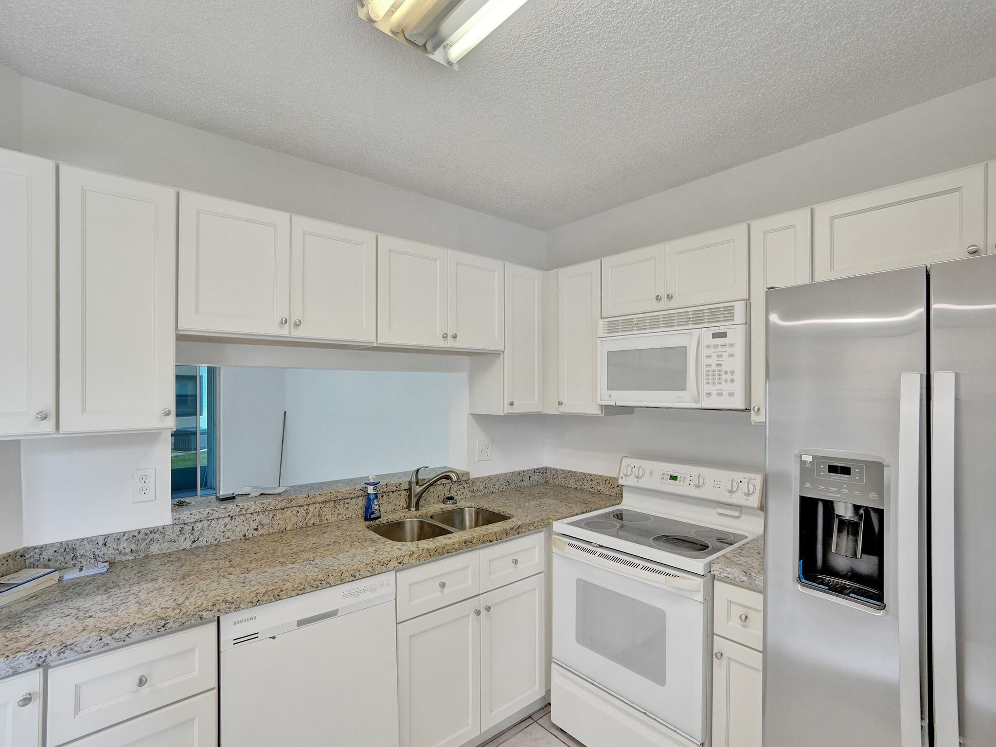 5571 Lakeside Dr 101