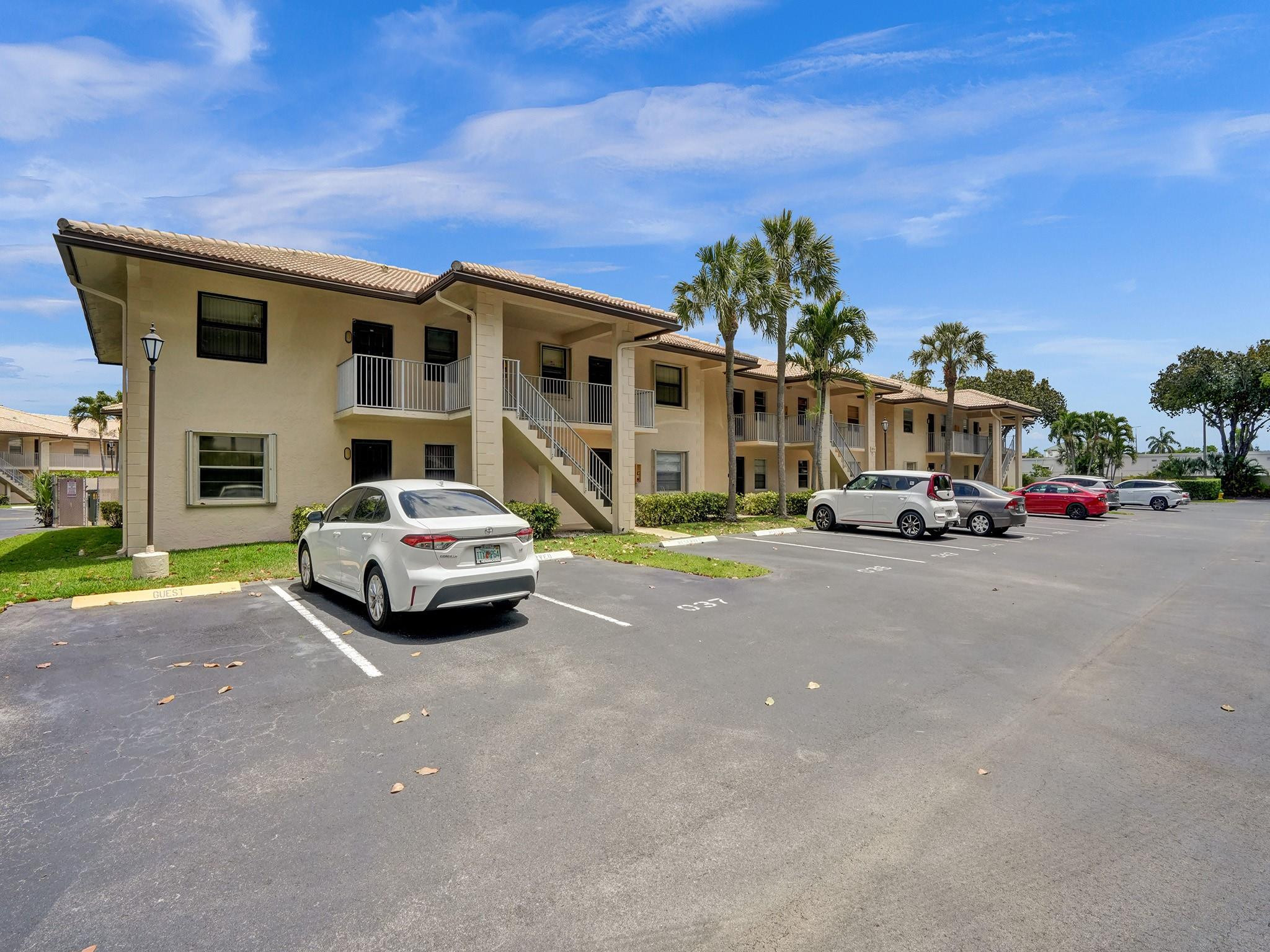 5571 Lakeside Dr 101