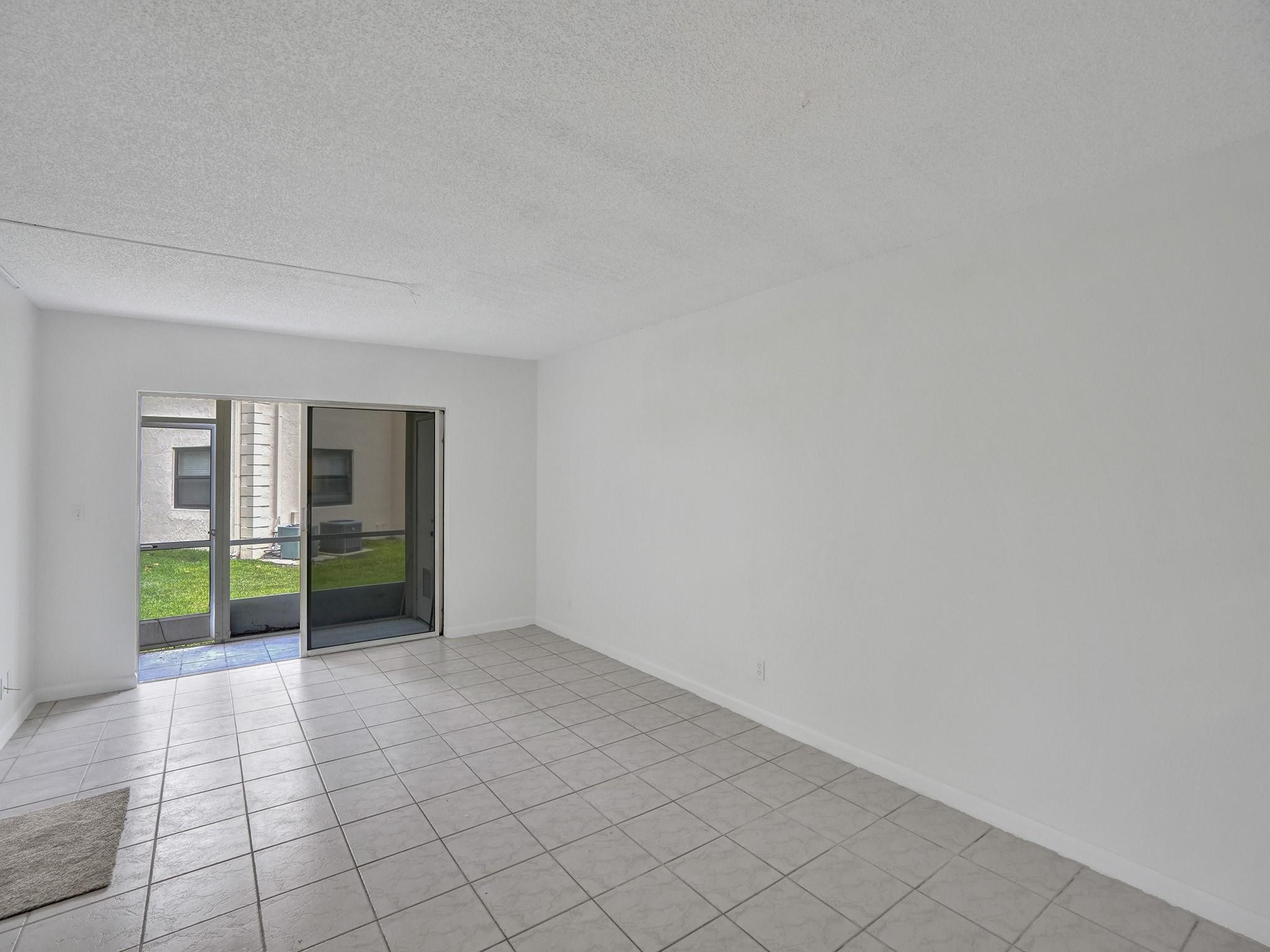 5571 Lakeside Dr 101