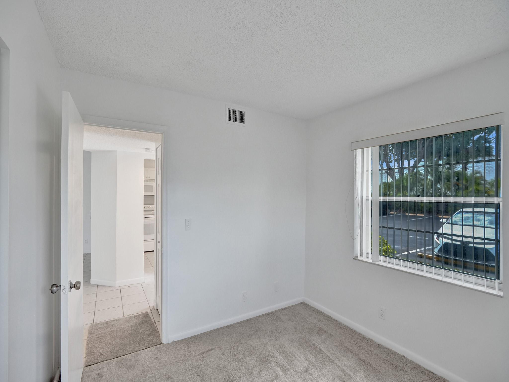 5571 Lakeside Dr 101