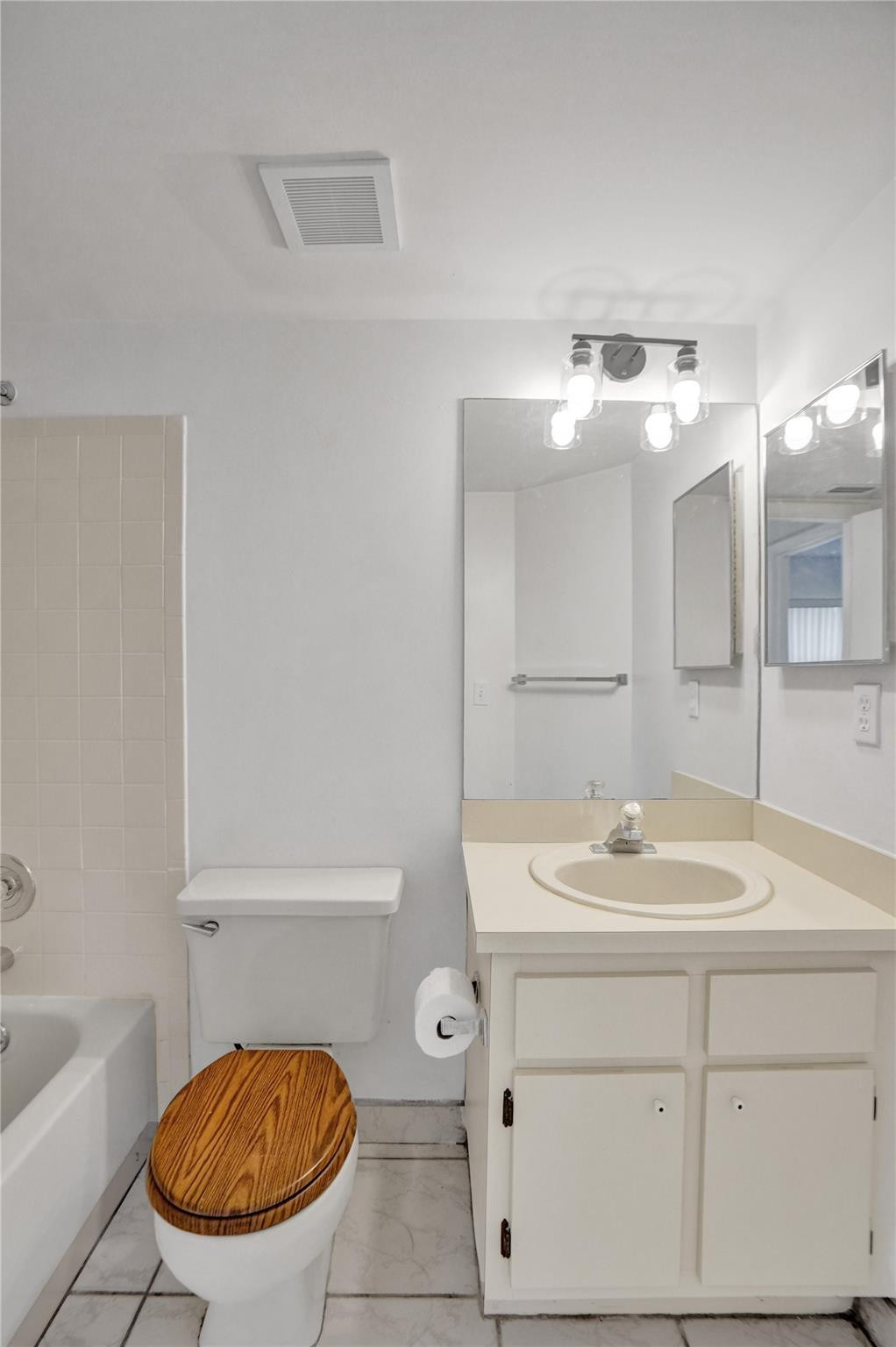 5571 Lakeside Dr 101