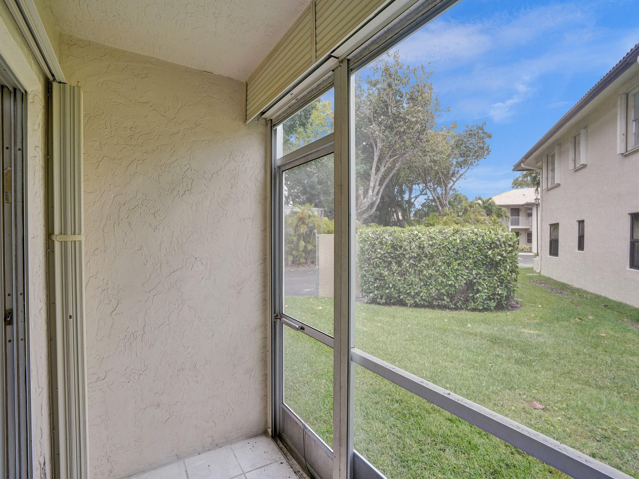 5571 Lakeside Dr 101