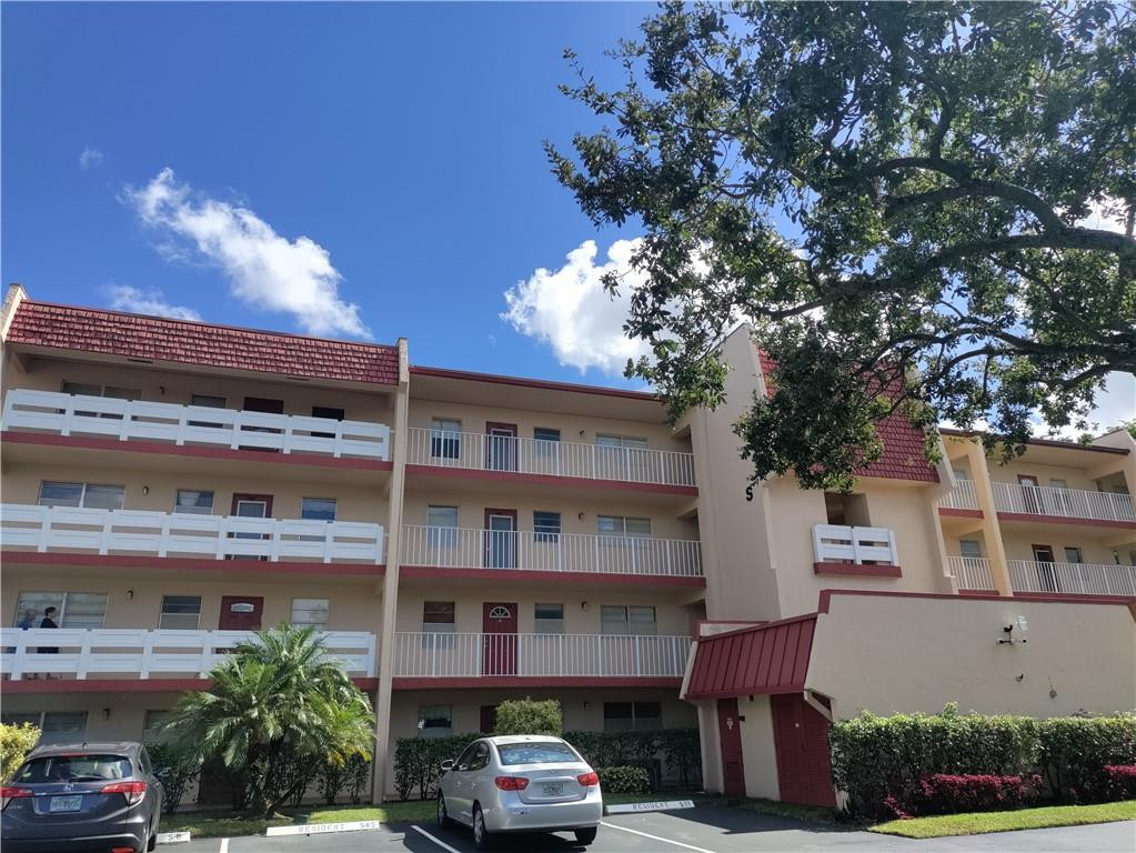 1040 Country Club Dr 204