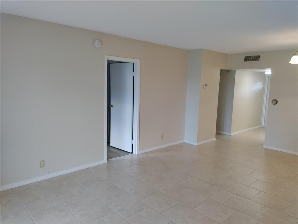 1040 Country Club Dr 204