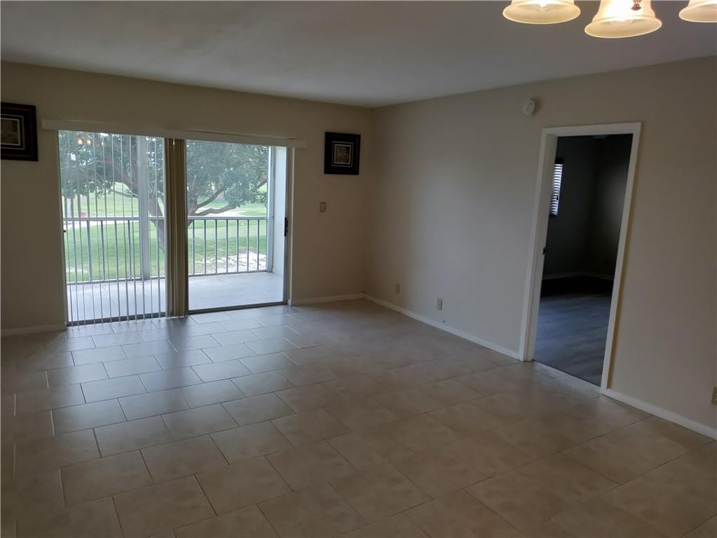 1040 Country Club Dr 204