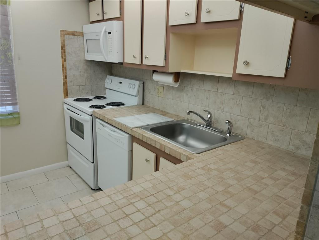 1040 Country Club Dr 204