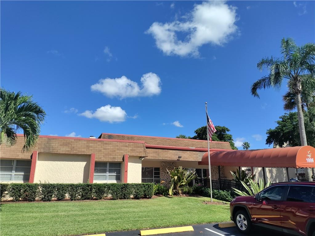 1040 Country Club Dr 204