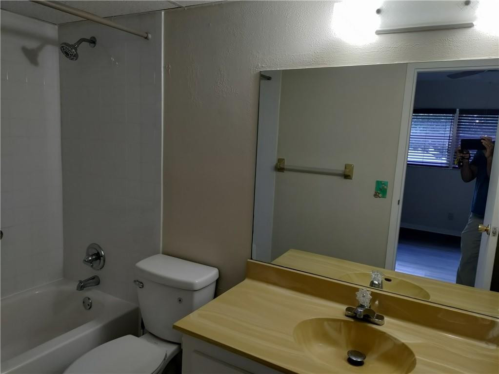 1040 Country Club Dr 204