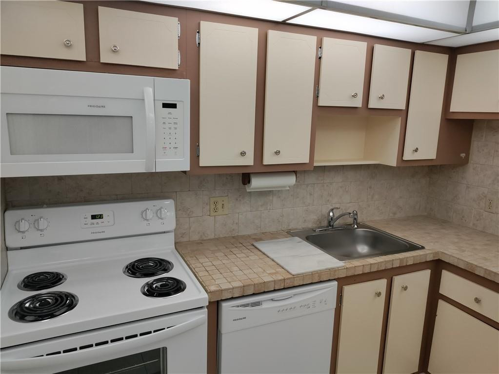 1040 Country Club Dr 204